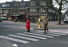 117491 Afbeelding van een verkeersbrigadier op de oversteekplaats voor voetgangers op de hoek van de Ahornstraat en de ...